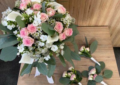 Bouquet de mariée blanc rose eucalyptus et boutonnières - Histoire de Fleurs ABBEVILLE